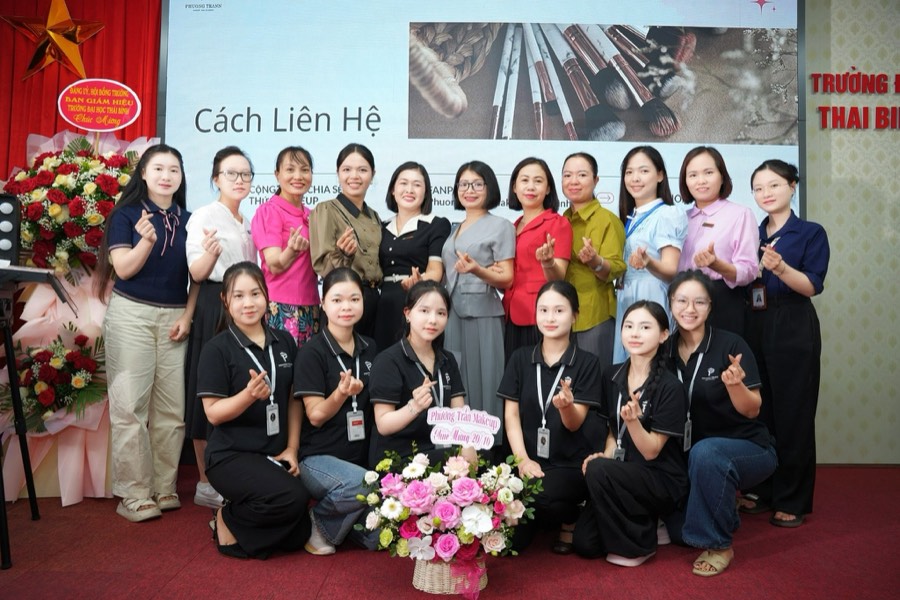 Cella Hương Phượng và đội ngũ cùng các cô giáo Trường Đại học Thái Bình sau buổi workshop makeup