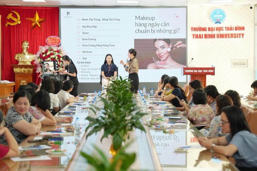 Buổi chia sẻ Makeup hàng ngày cần chuẩn bị những gì tại Trường Đại học Thái Bình