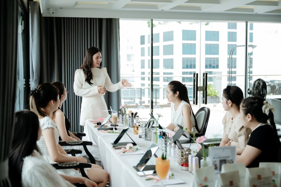 Cella Hương Phượng đứng lớp workshop makeup cá nhân, học viên ngồi quanh bàn thực hành